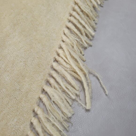 Made In Ireland For SAKS FIFTH AVENUE 70% Mohair & 100% Wool Triangle Scarf Vtg - Picture 8 of 8